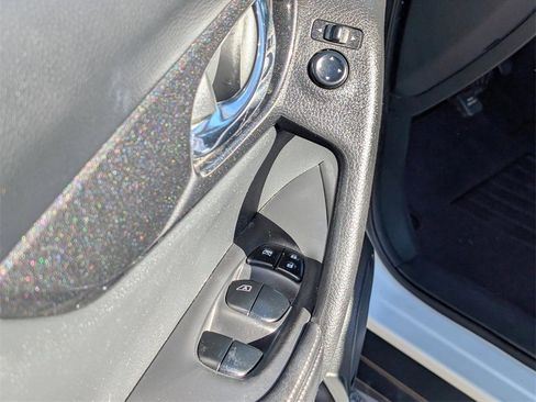 Used 2017 Nissan Rogue S image 16