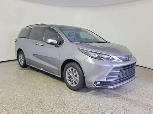 Used 2026 Toyota Sienna XLE FWD image 4