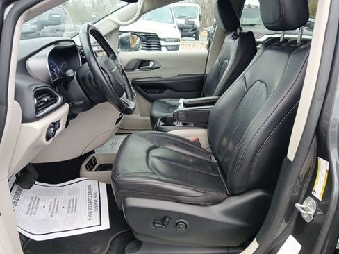 Used 2020 Chrysler Pacifica Touring-L image 16