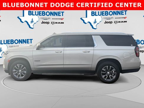 Used 2024 Chevrolet Suburban LT w/ Luxury Package RWD image 8