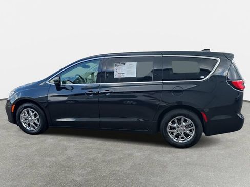 Used 2023 Chrysler Pacifica Touring-L FWD image 8