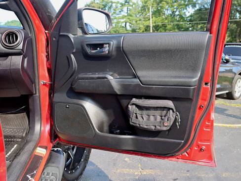 Used 2017 Toyota Tacoma TRD Off-Road AWD/4WD image 35