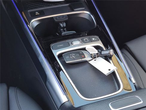 New 2025 Mercedes-Benz GLB 250 image 9