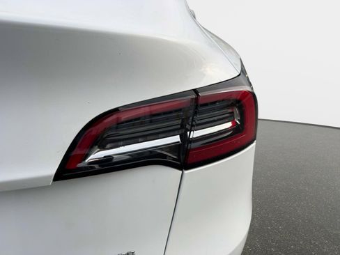 Used 2022 Tesla Model Y Long Range image 8