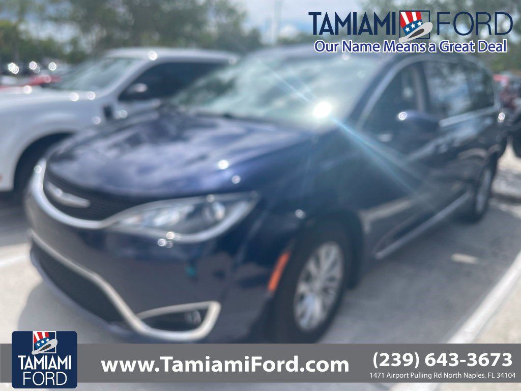 Used 2017 Chrysler Pacifica Touring-L FWD image 1