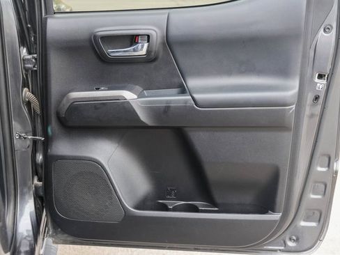 Used 2019 Toyota Tacoma TRD Sport image 15