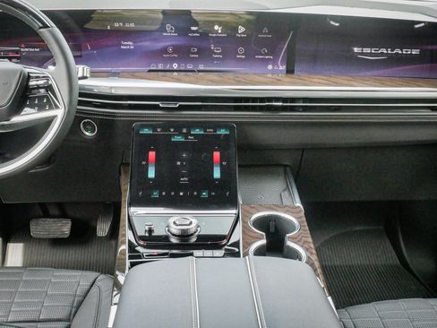 Used 2026 Cadillac Escalade Platinum Sport w/ LPO, Floor Liner Package AWD/4WD image 31