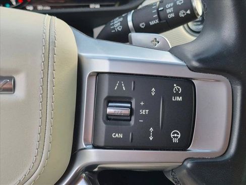 Used 2023 Land Rover Discovery Metropolitan Edition AWD/4WD image 17