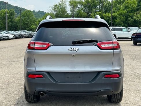 Used 2018 Jeep Cherokee Latitude Plus AWD/4WD image 4