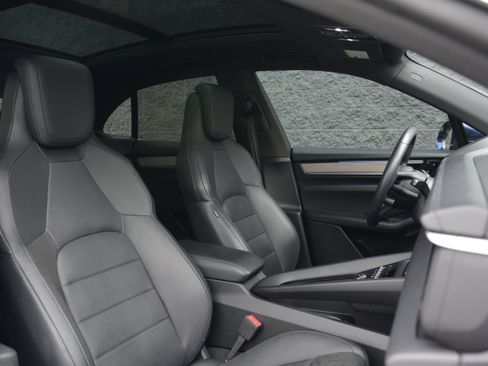 Used 2024 Porsche Macan 4 Electric AWD/4WD image 28