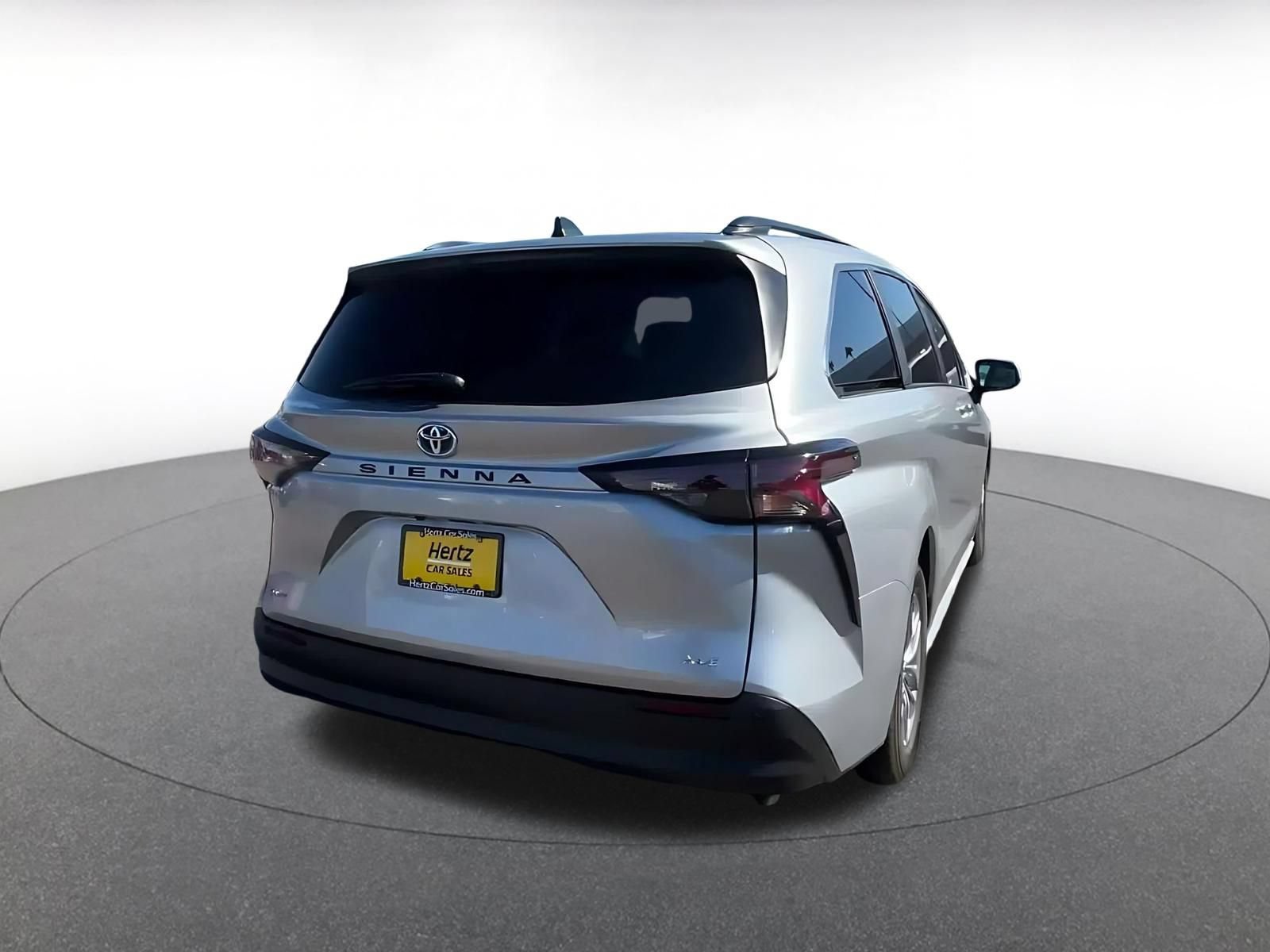 Used 2025 Toyota Sienna XLE FWD image 13