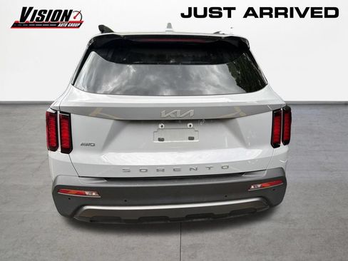 Used 2022 Kia Sorento S w/ Panoramic Sunroof Package AWD/4WD image 6