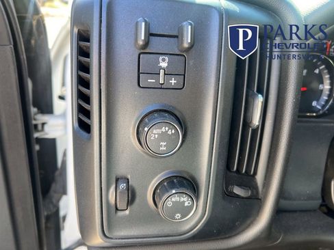 Used 2018 Chevrolet Silverado 1500 Custom w/ Custom Convenience Package image 18