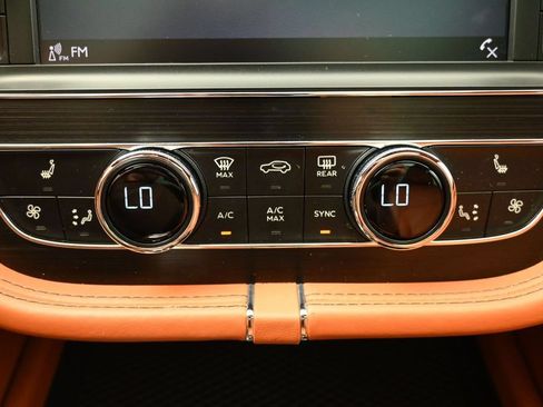 Used 2019 Bentley Bentayga AWD/4WD image 17