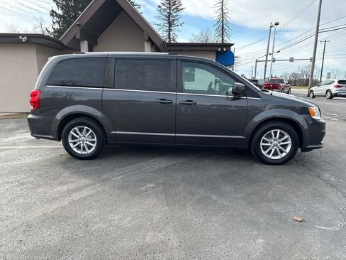 Used 2020 Dodge Grand Caravan SXT image 4