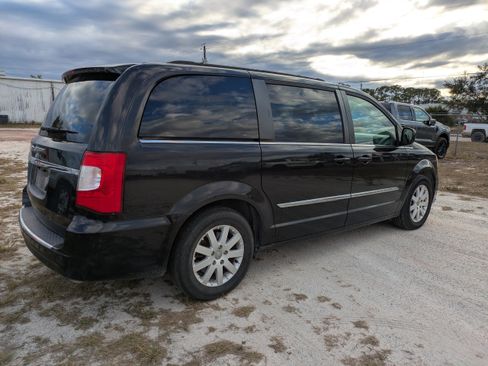 Used 2014 Chrysler Town & Country Touring image 4