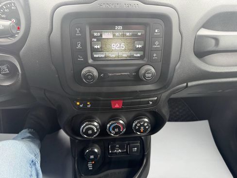 Used 2017 Jeep Renegade Latitude w/ Cold Weather Group image 30