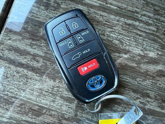 Used 2025 Toyota Sienna Platinum AWD/4WD image 16