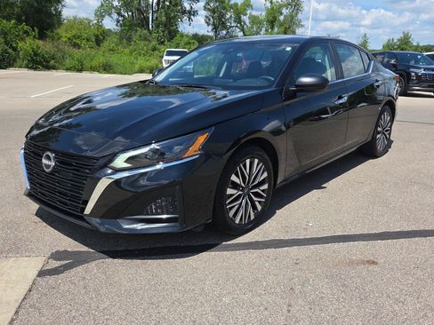 Used 2025 Nissan Altima 2.5 SV FWD image 10