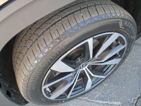 Used 2024 Volkswagen Atlas SEL Premium R-Line image 11