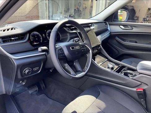 Used 2023 Jeep Grand Cherokee Laredo w/ Luxury Tech Group I AWD/4WD image 13