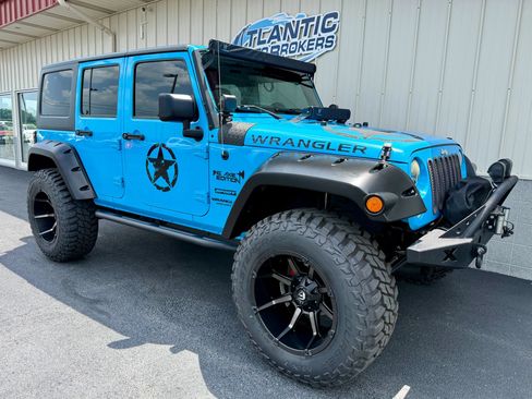 Used 2017 Jeep Wrangler Unlimited Sport w/ Connectivity Group AWD/4WD image 4