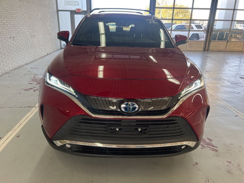 Used 2023 Toyota Venza XLE image 2