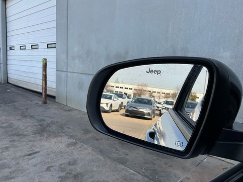 Used 2025 Jeep Compass Trailhawk image 18