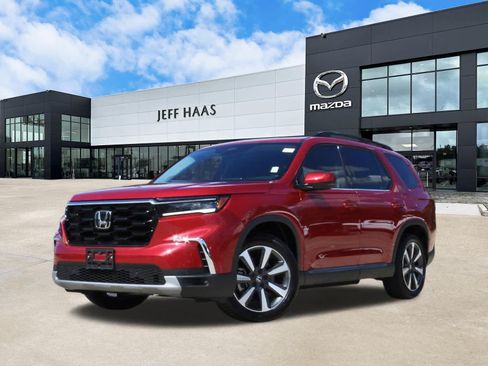 Used 2025 Honda Pilot Touring image 1