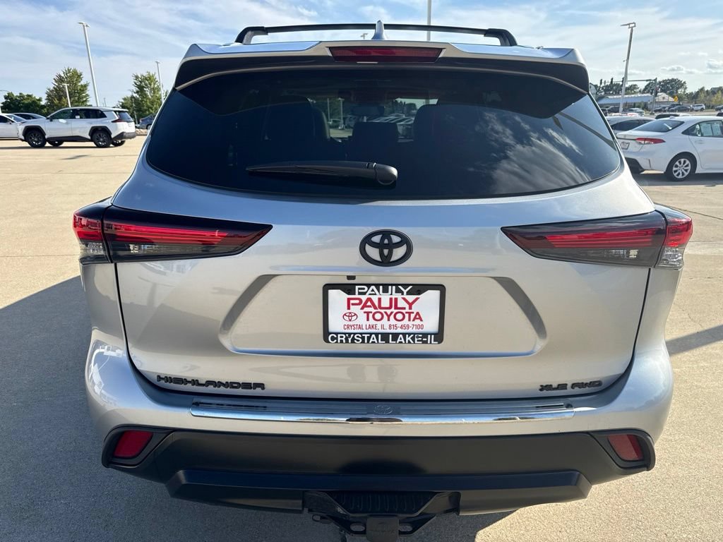 Used 2025 Toyota Highlander XLE AWD/4WD image 4