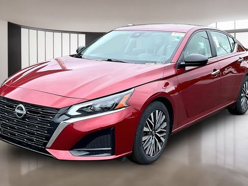 Used 2025 Nissan Altima 2.5 SV FWD image 3