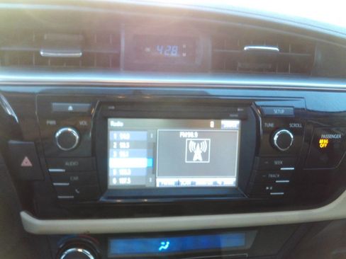 Used 2015 Toyota Corolla LE image 38