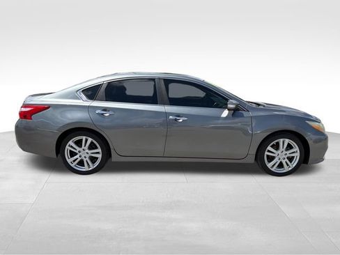 Used 2016 Nissan Altima 3.5 SL FWD image 8