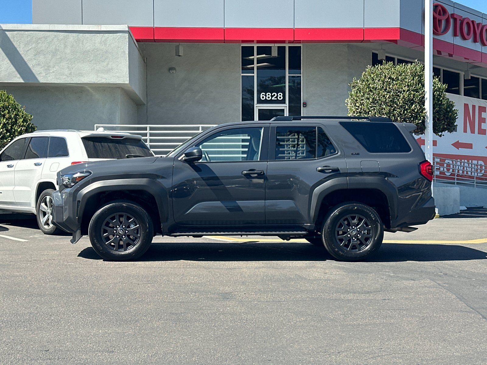 Used 2025 Toyota 4Runner SR5 AWD/4WD image 2