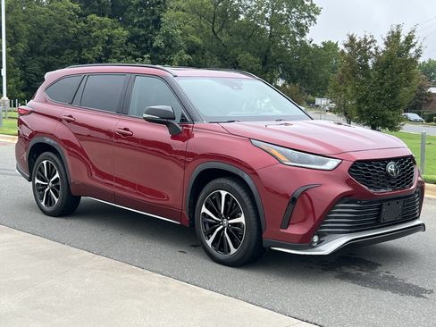 Used 2022 Toyota Highlander XSE FWD image 2