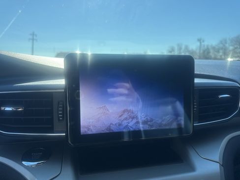 Used 2022 Ford Explorer XLT w/ Equipment Group 202A image 11