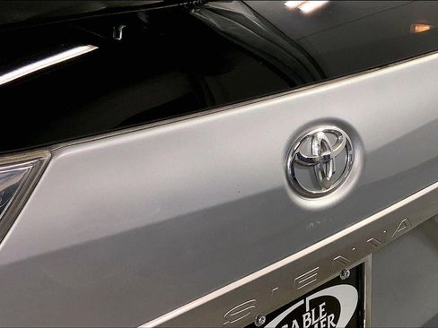 Used 2017 Toyota Sienna SE w/ SE Preferred Package FWD image 30