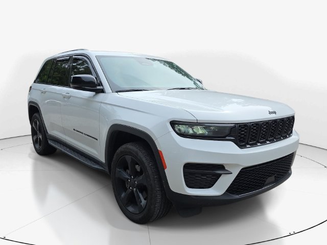 Used 2025 Jeep Grand Cherokee Altitude RWD image 3