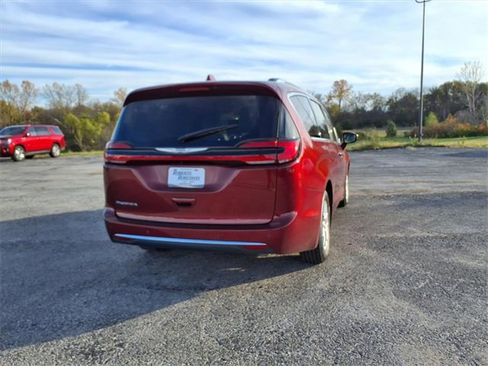 Used 2021 Chrysler Pacifica Touring-L image 16