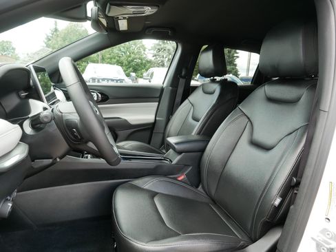Used 2025 Jeep Compass Limited AWD/4WD image 33