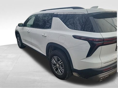 Used 2025 Chevrolet Traverse LT image 2