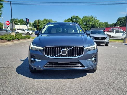 Used 2022 Volvo XC60 B5 Momentum w/ Climate Package FWD image 2