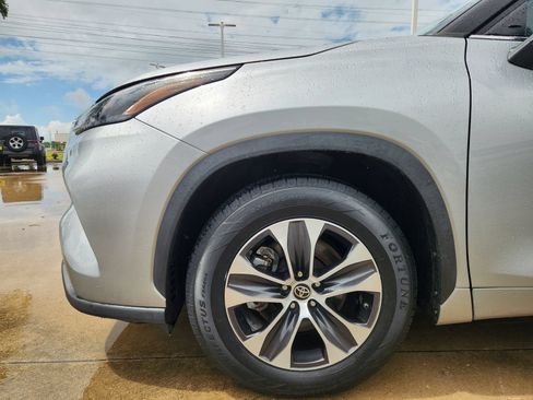 Used 2022 Toyota Highlander XLE FWD image 8