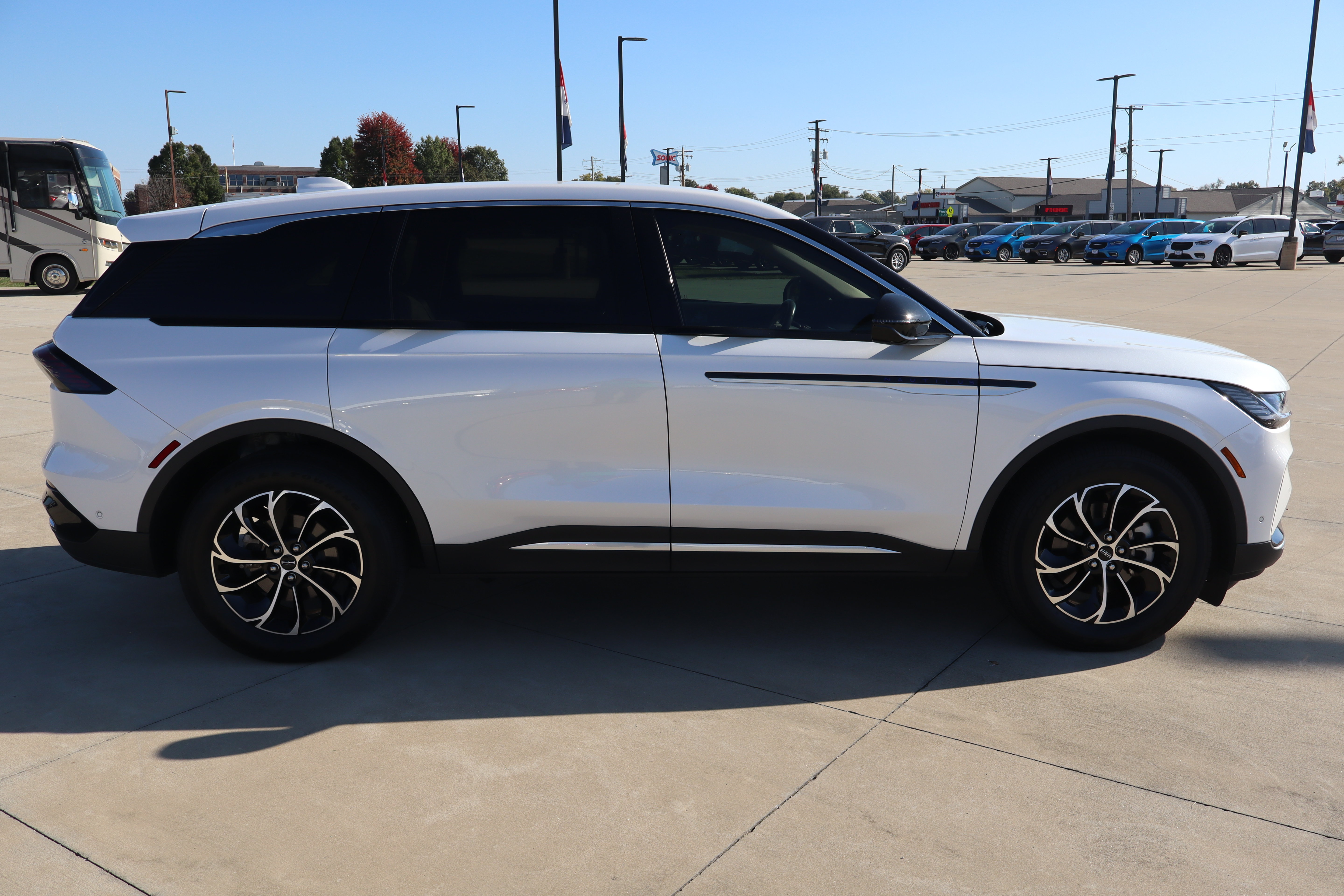 Used 2024 Lincoln Nautilus Premier AWD/4WD image 4