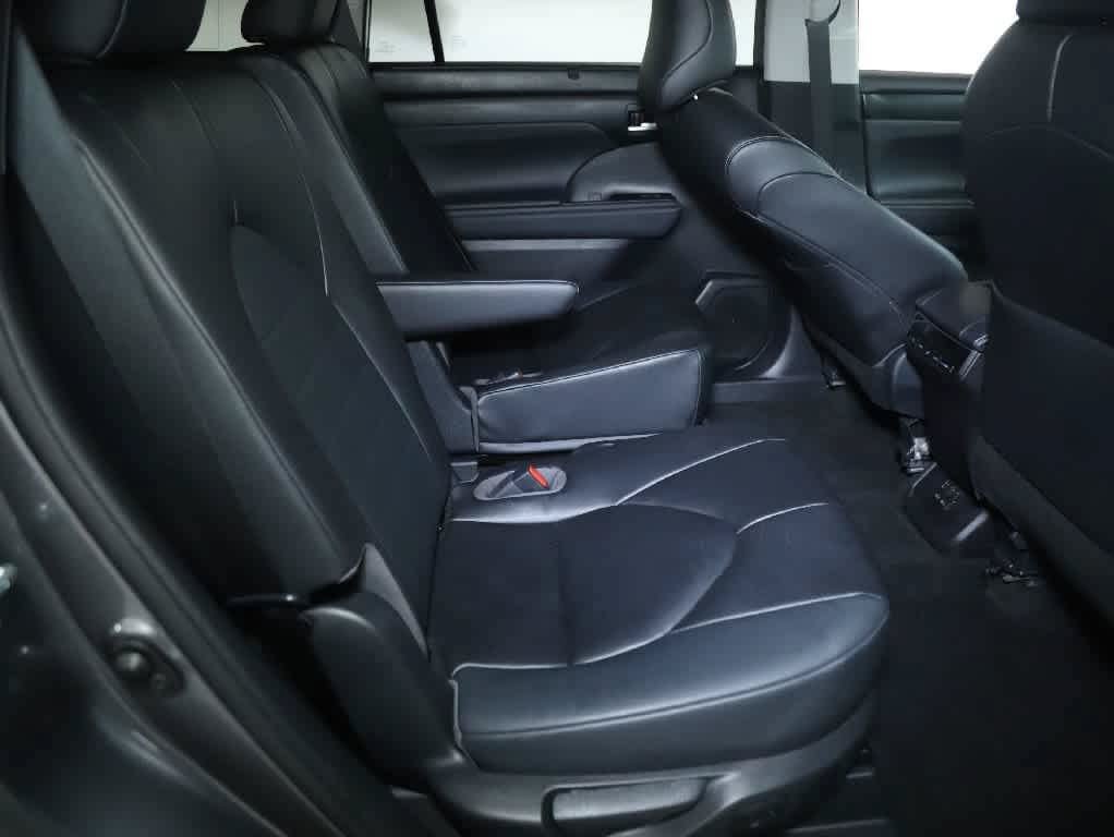 Used 2023 Toyota Highlander XLE FWD image 33