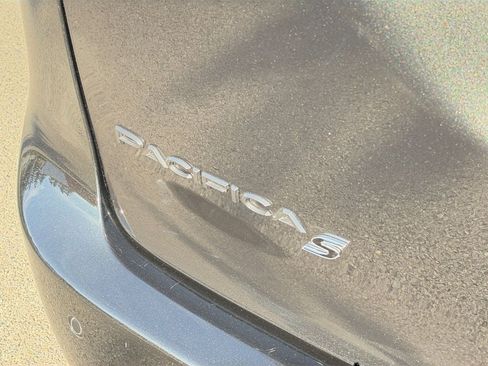 Used 2023 Chrysler Pacifica Limited w/ Uconnect Theater Family Group FWD image 35