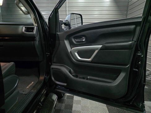 Used 2017 Nissan Titan SV image 35