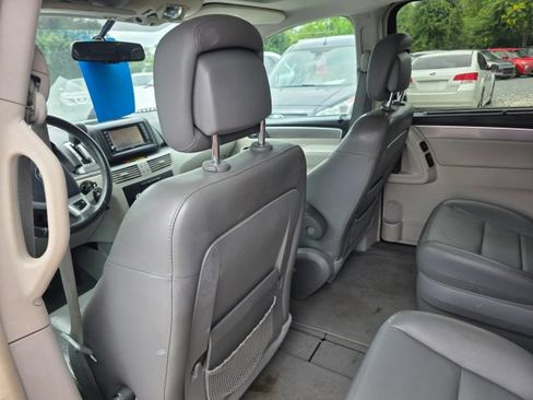 Used 2010 Volkswagen Routan SEL Premium FWD image 19