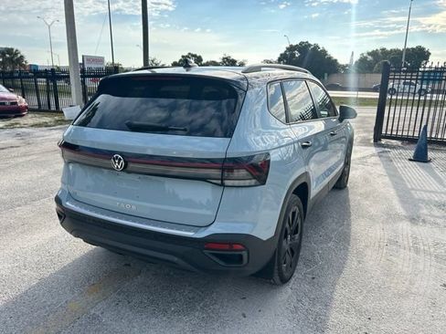 Used 2025 Volkswagen Taos SE FWD image 4