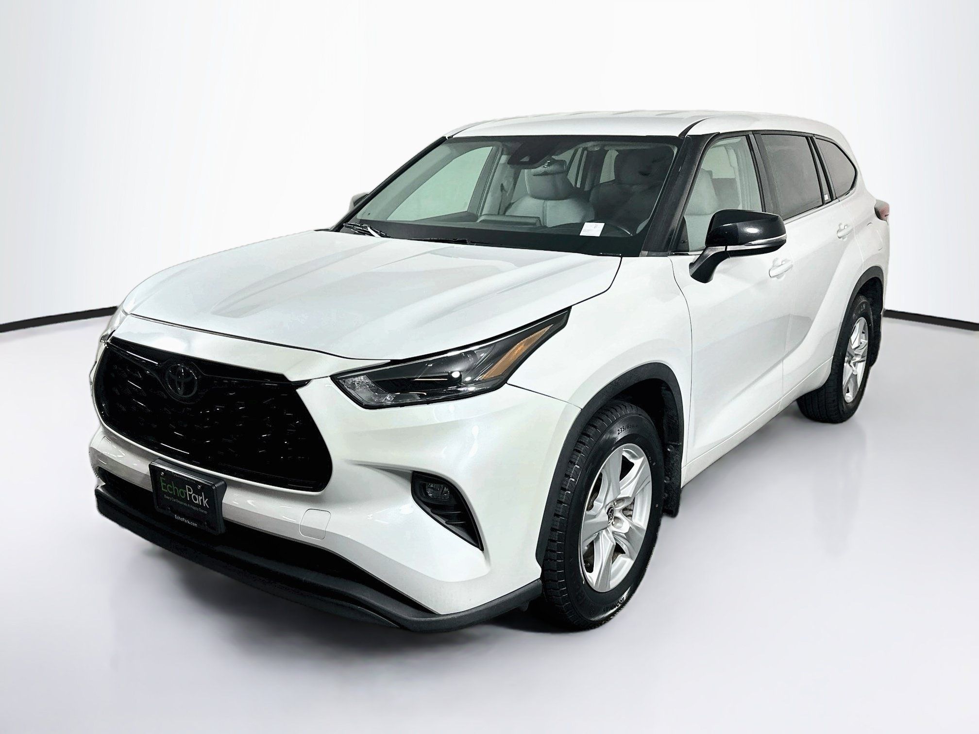 Used 2022 Toyota Highlander LE FWD image 3